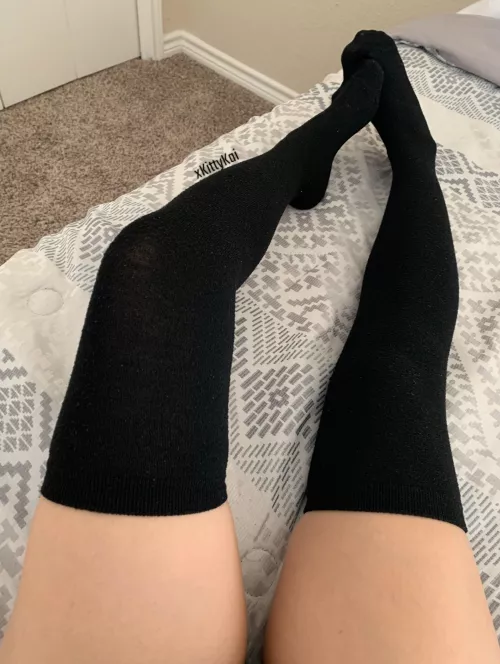 First time poster! Any black thighs fans? 😇🖤