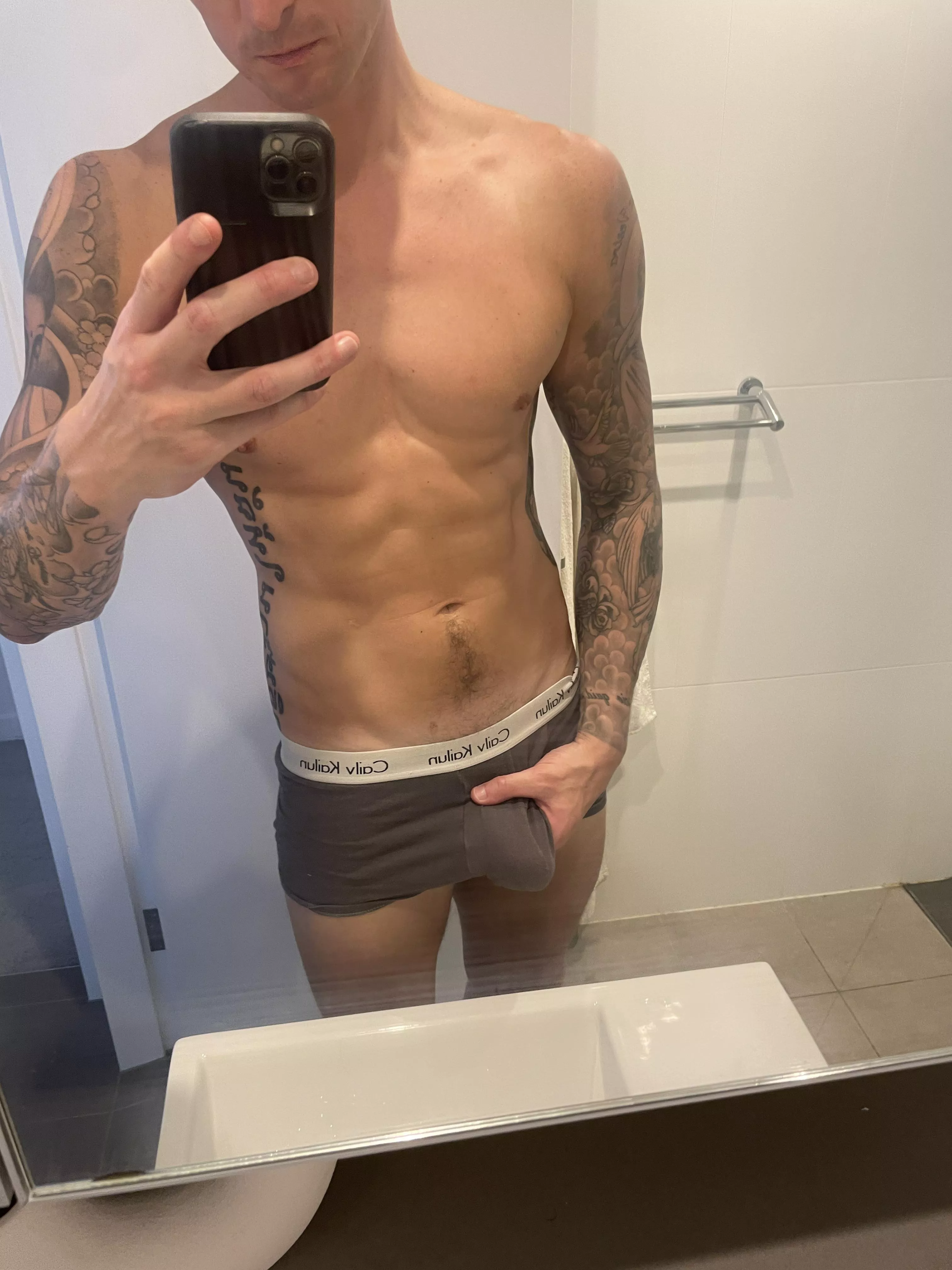 Looking to fuck someone’s hot wife. 8 inch bull ready to stretch pussy.