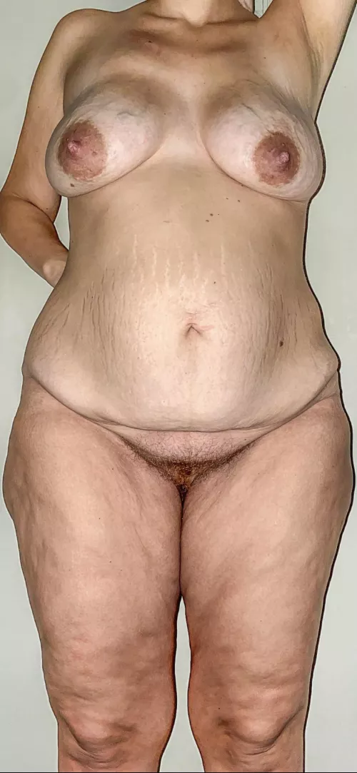 Love her mombod and milky tits!