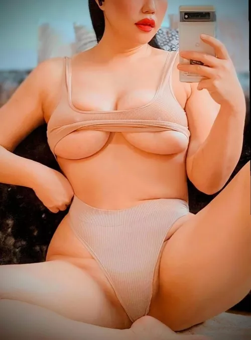 obsessed with showing off my natural assets... but can you blame me? 💘