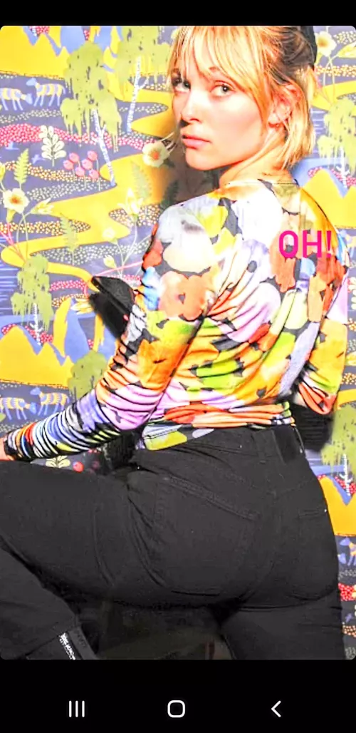 AnnaSophia Robb and her ass