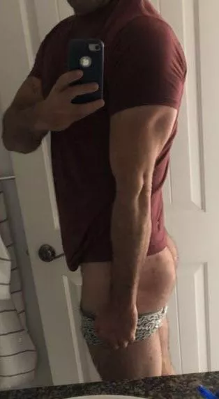 Arms or butt? 6’5”, (41) yrs old. Come chat please.