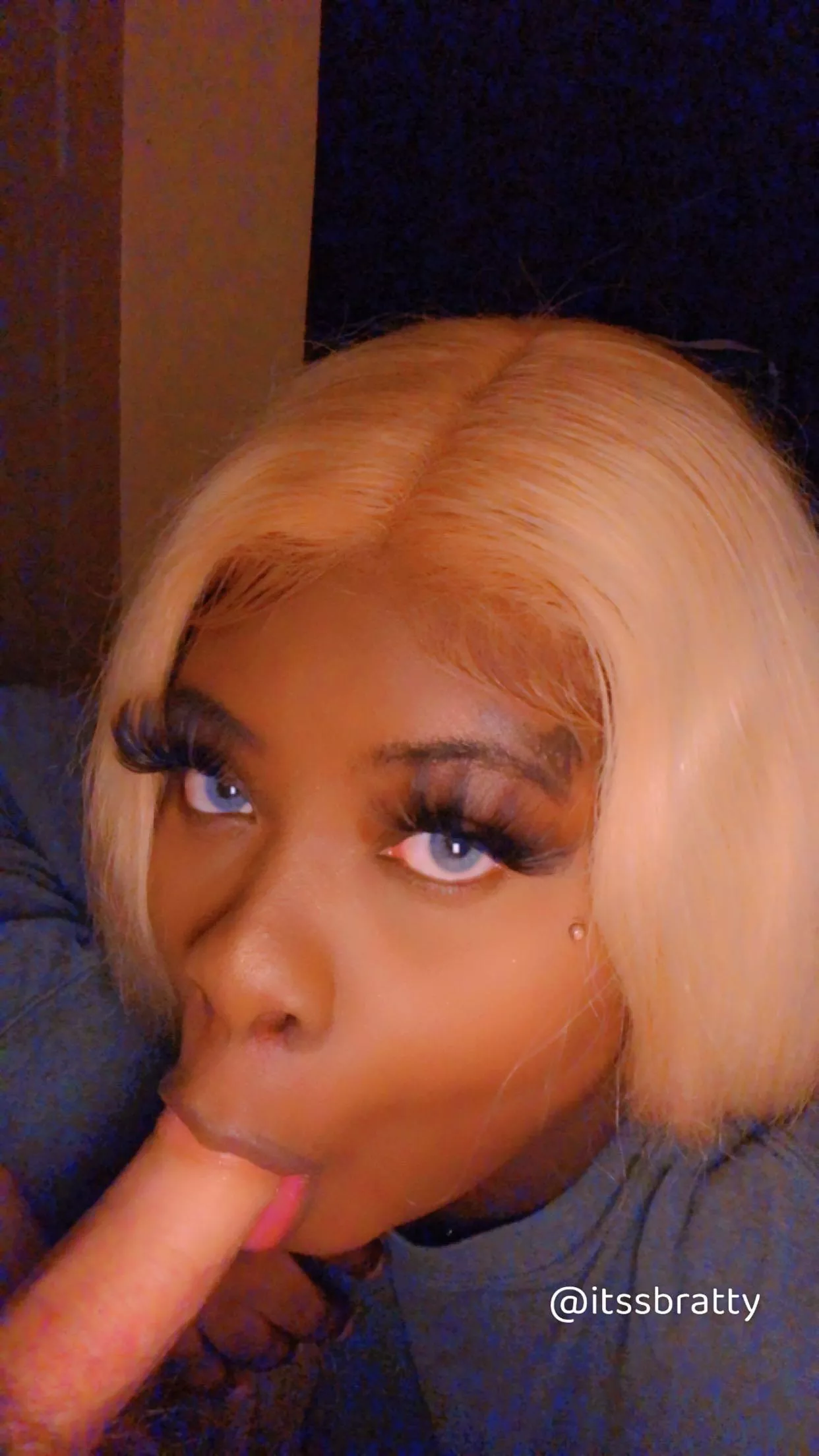 arrow up if you’d give me some throat babies 🍆👶 👅