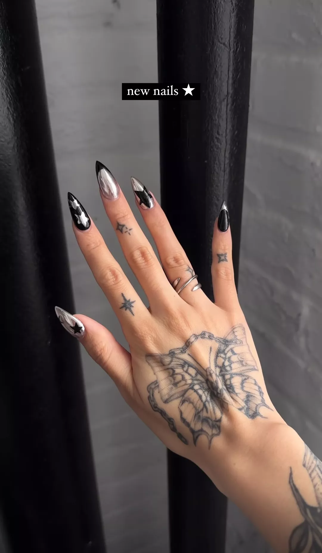 Black and chrome star mani