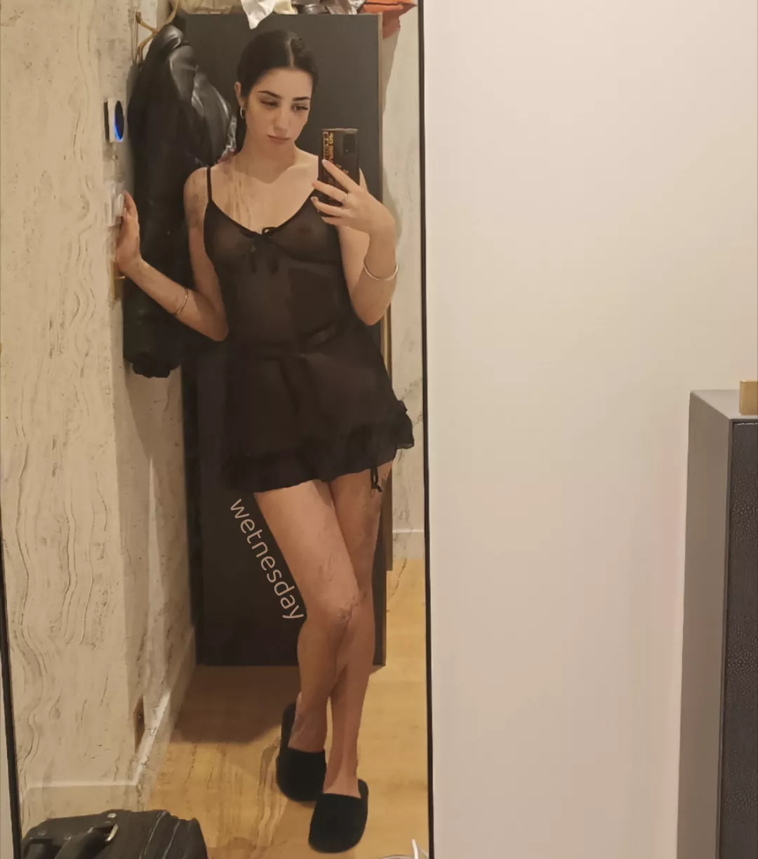 Cute mirror photo before getting chained and cuffed captive🥰