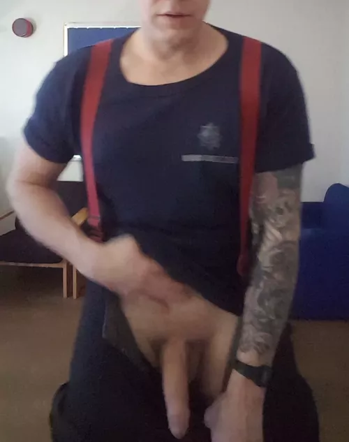daddy fireman looking for attention....females and couples get in touch...Kik...roadhouseswayze