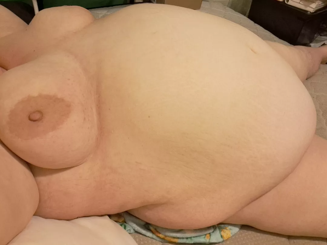 Flat on my back, mountainous on my front 🥵😳