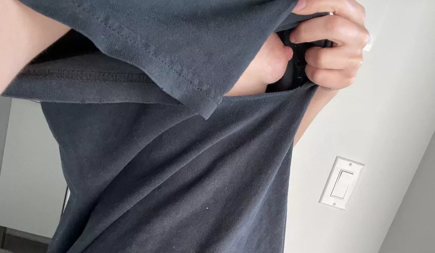 Guys look how big my armpit hole is!