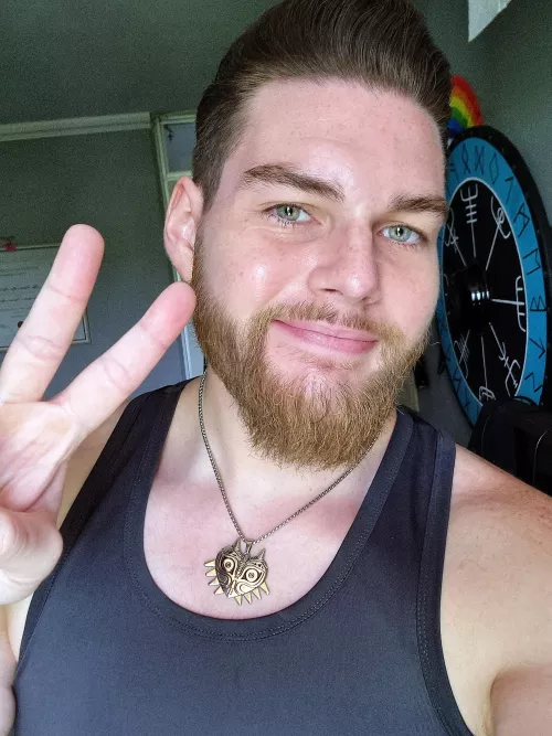 Hello :) just felt a bit lonely so I decided to share my new necklace ✌️