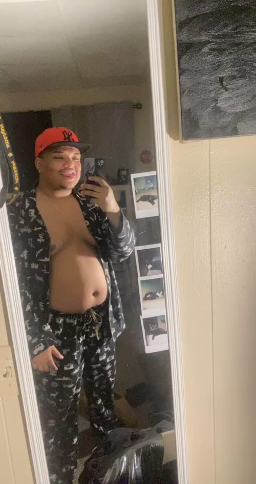 Here’s some belly & a little moob. Great for gaming , snacking & cuddles