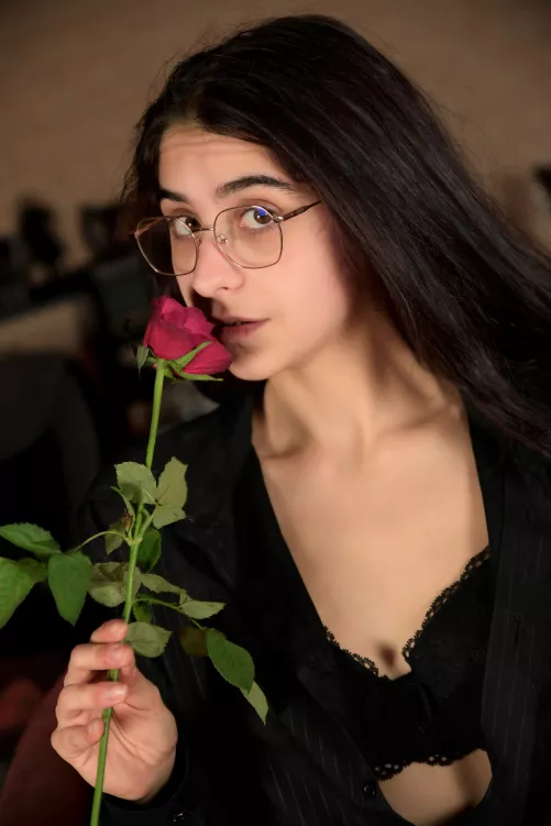 I think my glasses adds a classy touch to my date outfit~