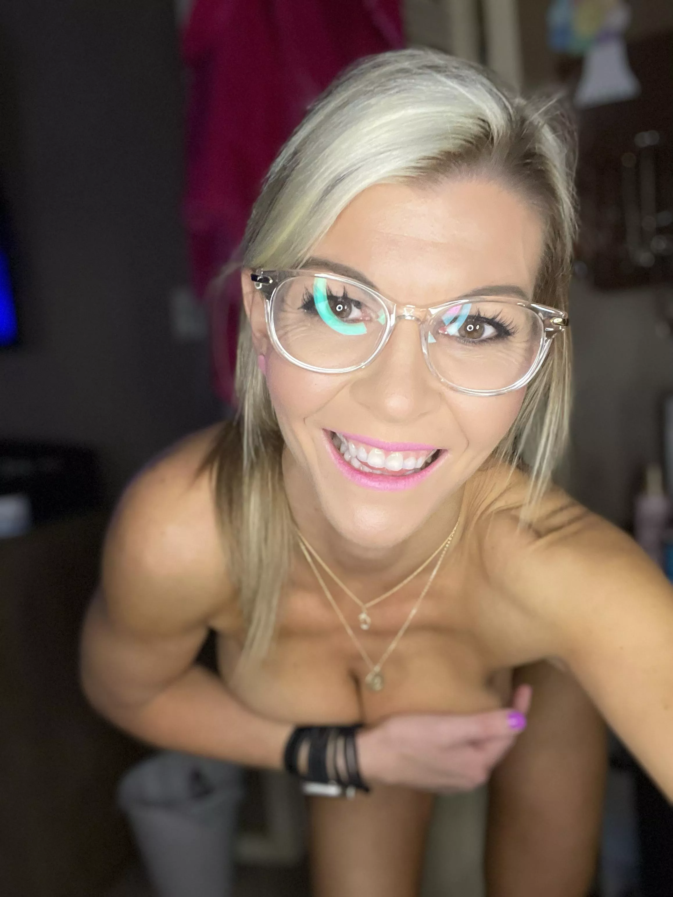 Just an average HOT Mom with a fancy light taking selfies! Do you like the lighting?