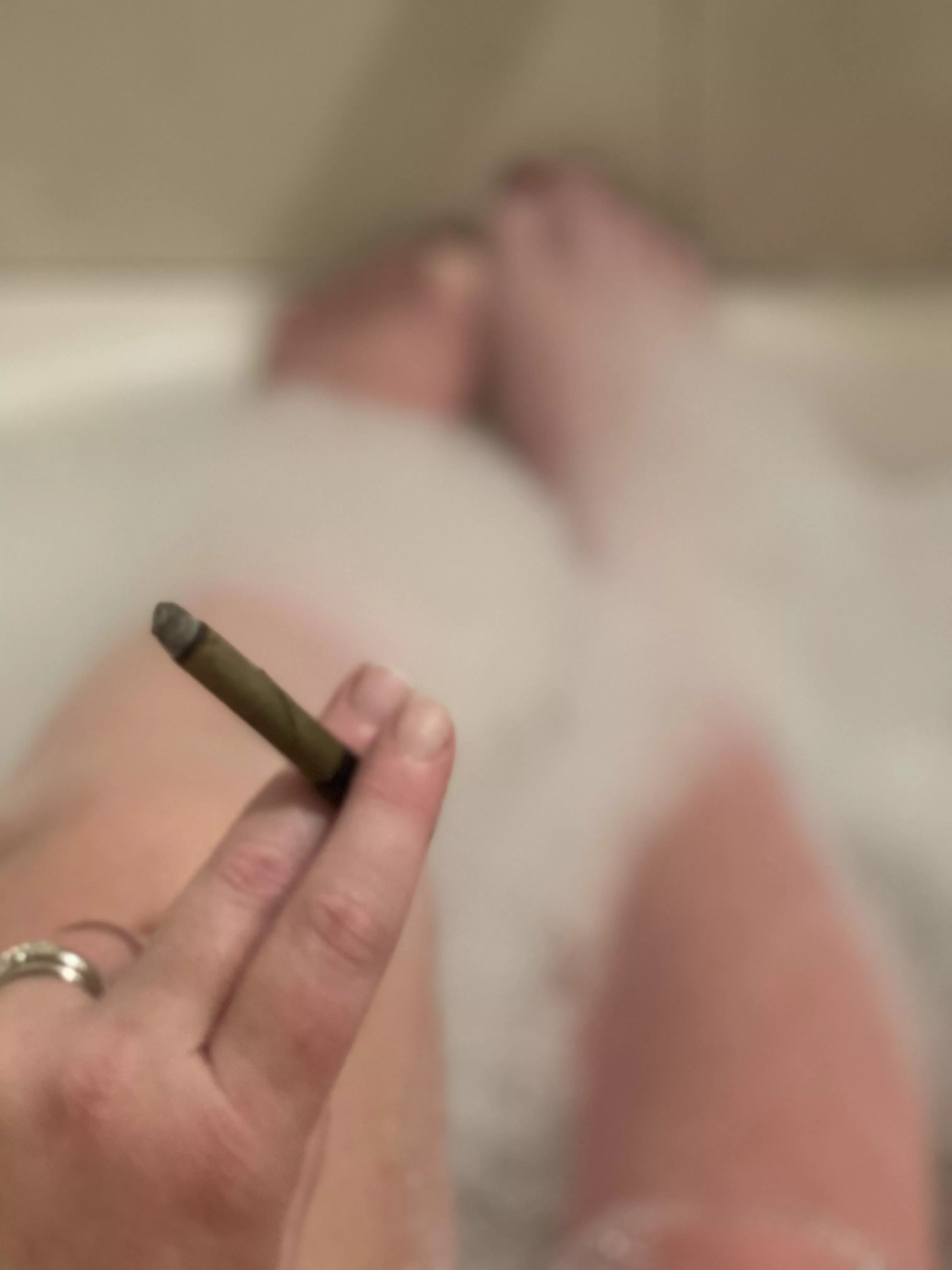 King palm stuf(f)ed with GSC, smooth smoke for bath-time.