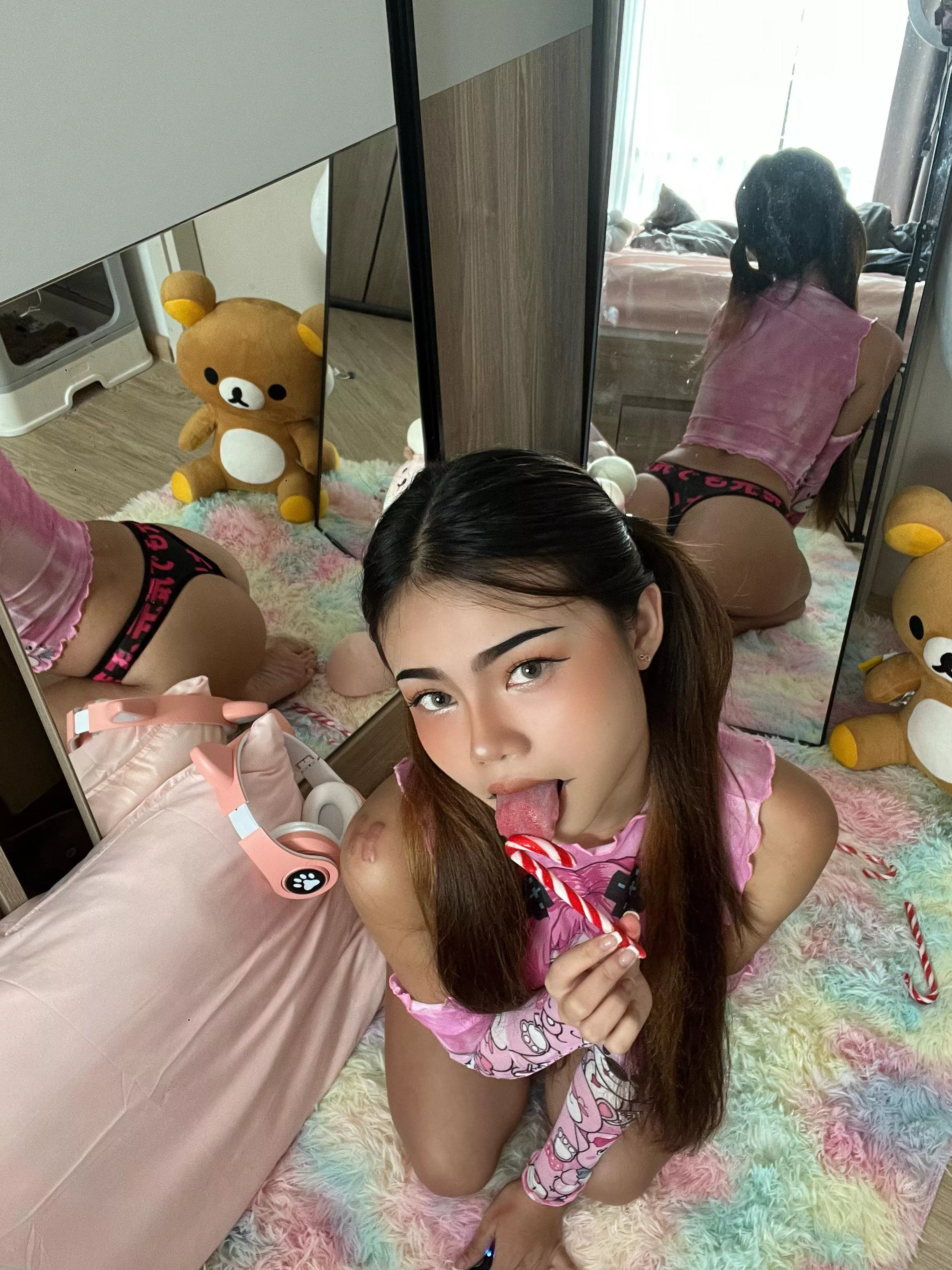 Little girls like to lick and suck