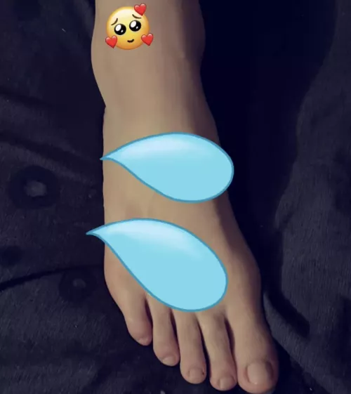 My toes are begging to be sucked 🥰