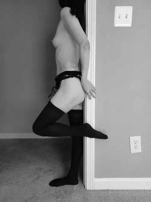 One of my fave doorway poses (F) [OC]