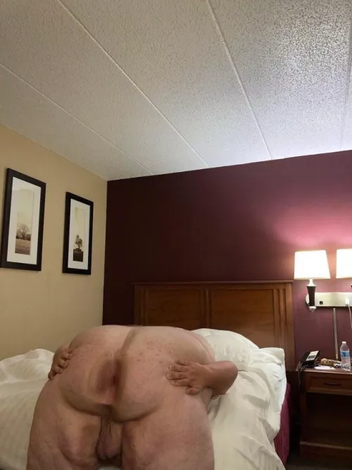 Spreading my cheeks 🥵