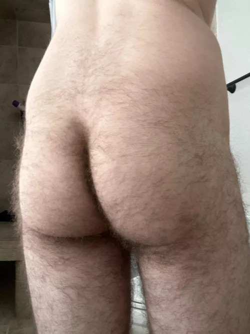 Trying to be more comfortable with my hairy man ass 😋