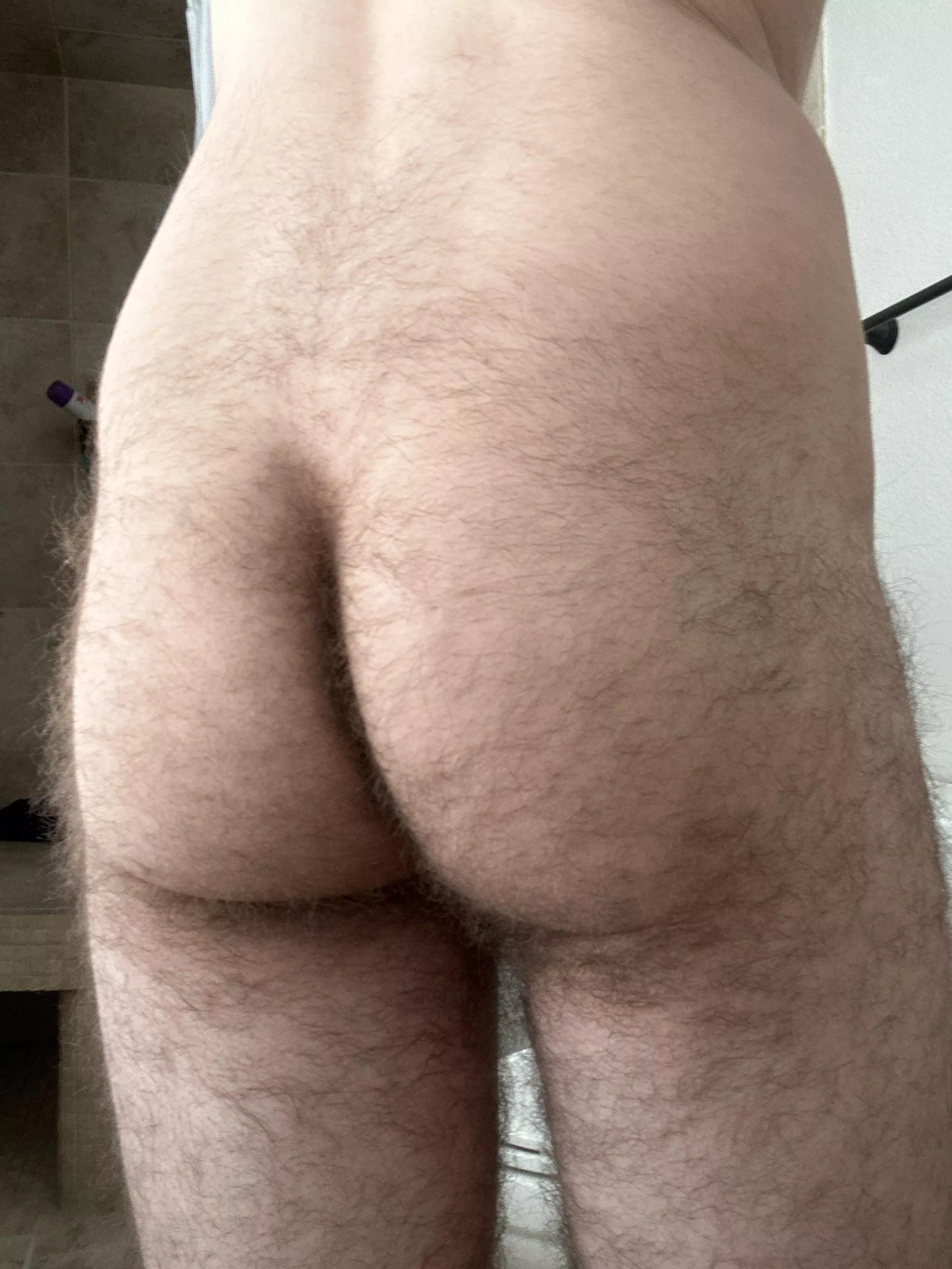 Trying to be more comfortable with my hairy man ass 😋