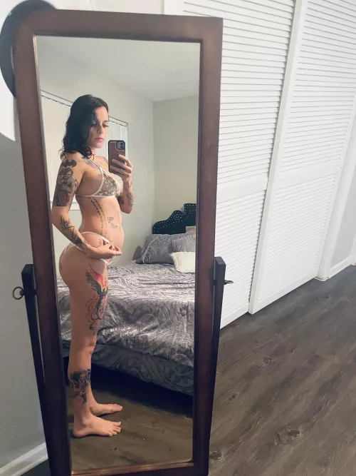 18 weeks pregnant and still looking like a snack