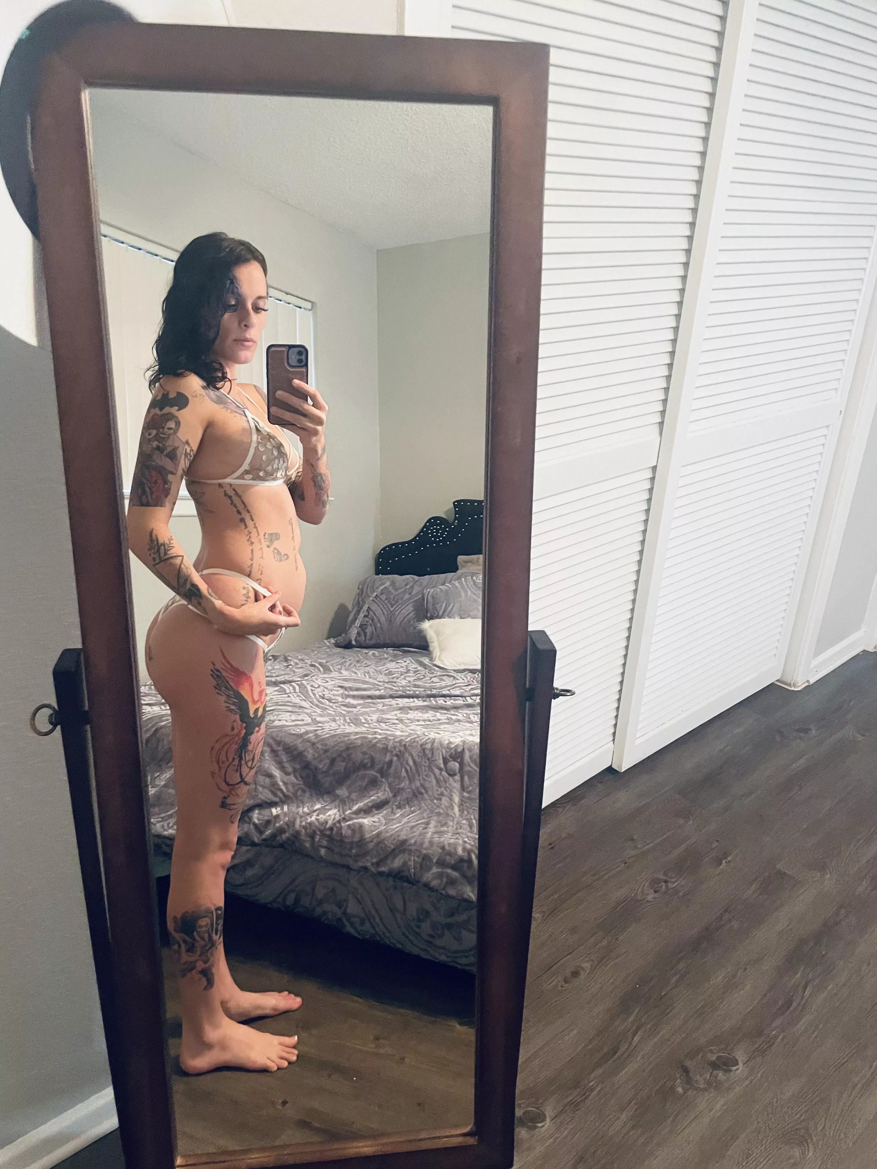 18 weeks pregnant and still looking like a snack