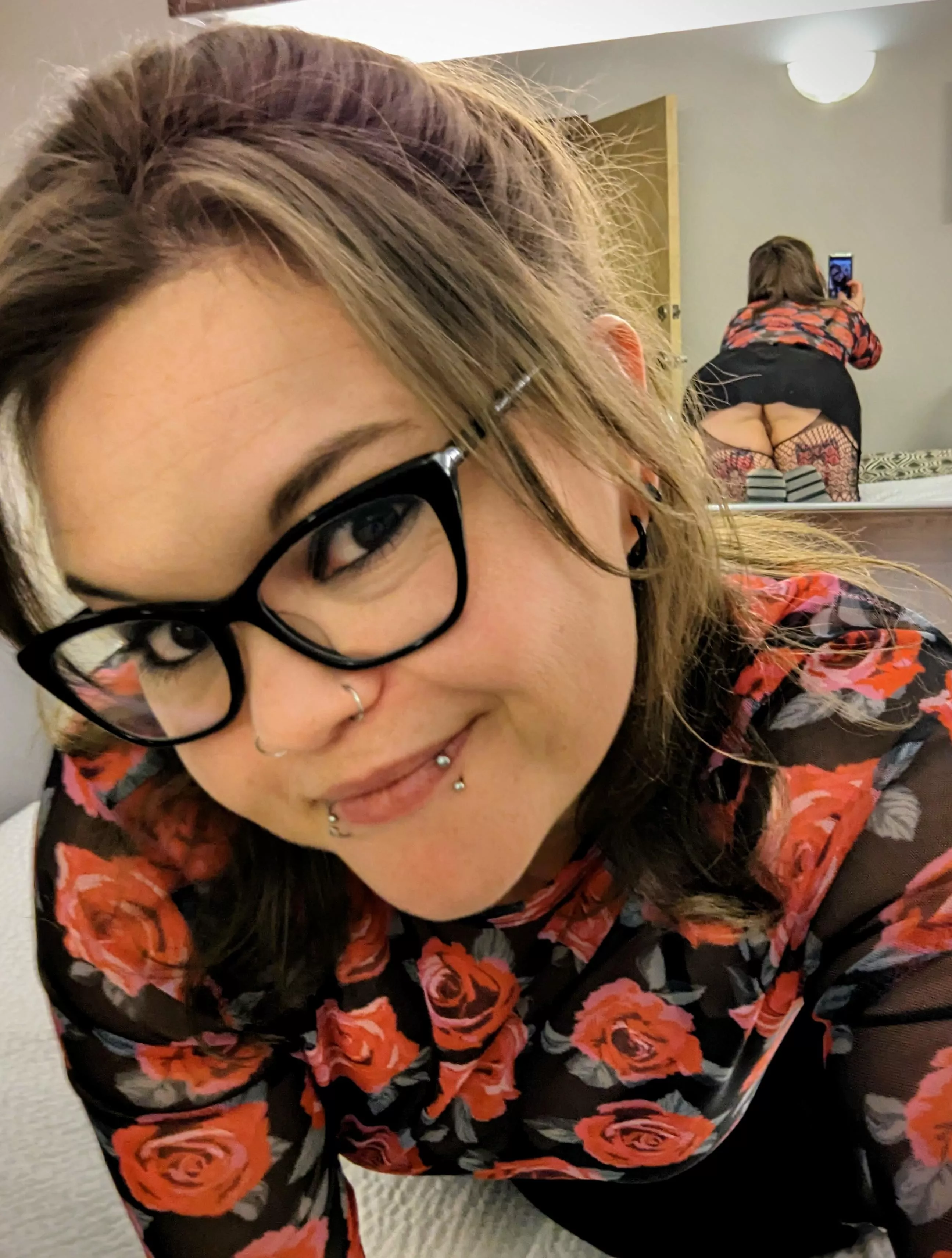 36F Do you think my skirt is too short?