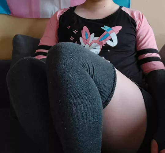 Been working on my thighs progress 1 month😊