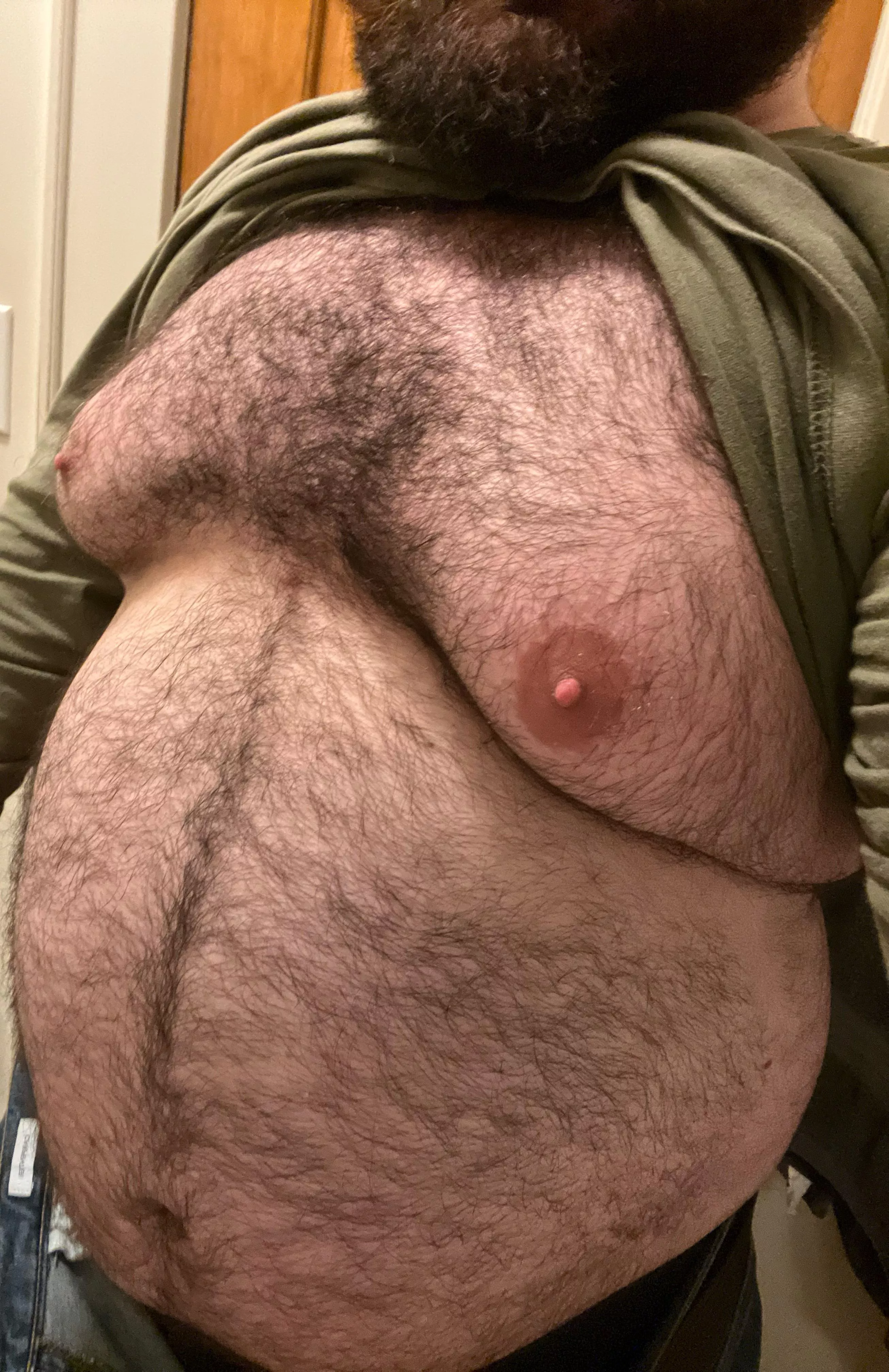 Headed home from vacation and plan to have my cock in my hand in 3 hrs…. Wish I had an assistant or a kinky writer to keep me company. ;)