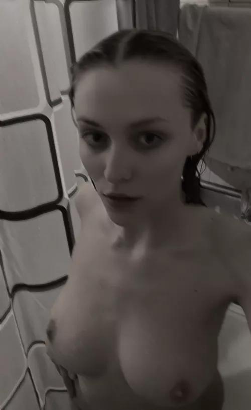 Hii, please see my tits below for your pleasure