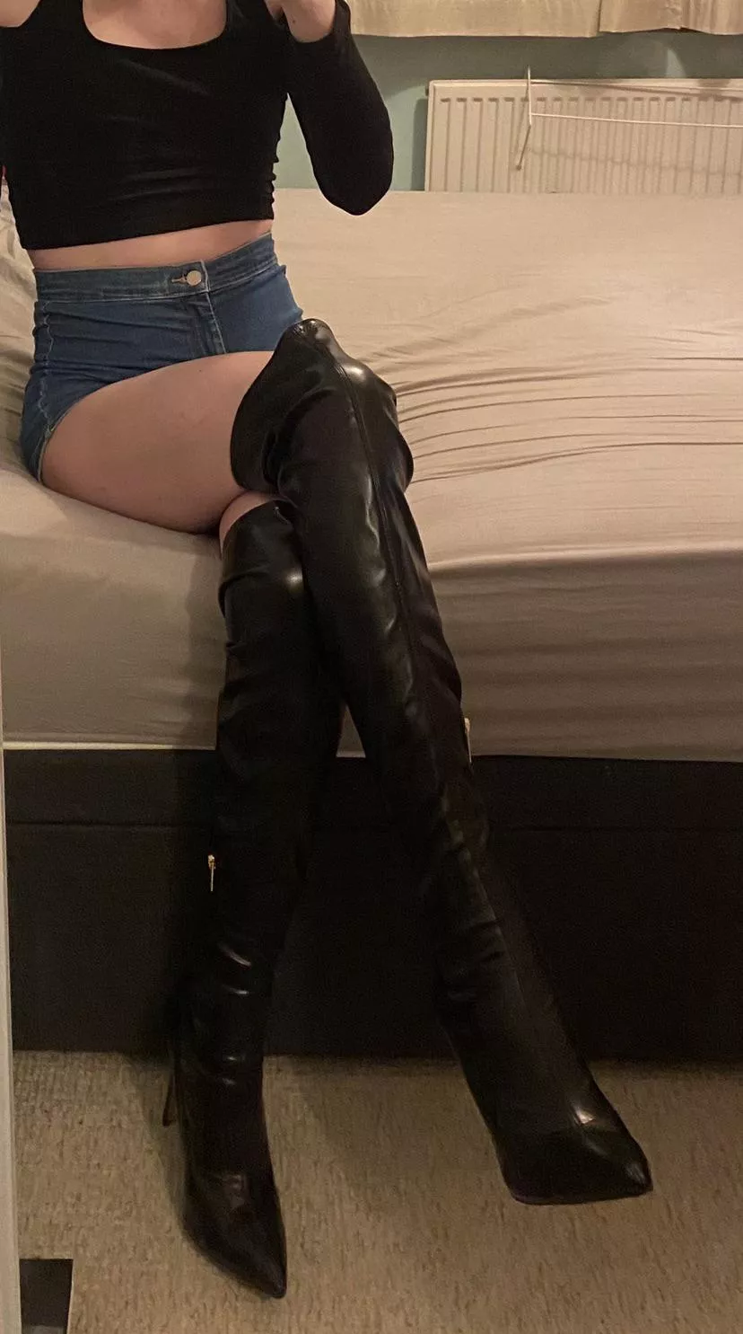 I shaved my legs to show this outfit off to all of you. What do you think?💕