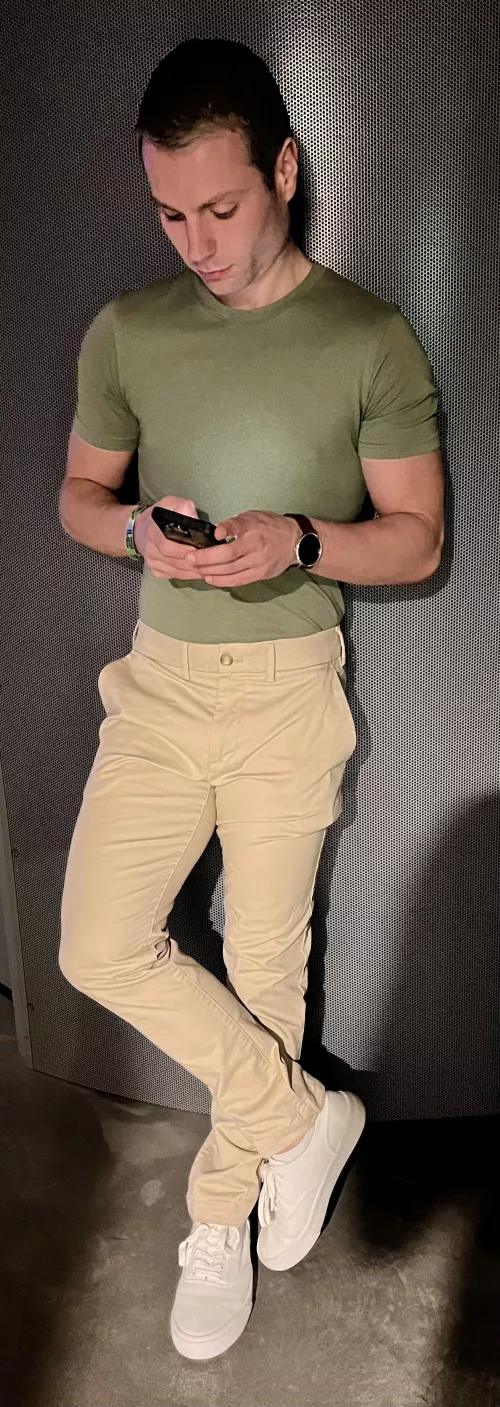 Just casually waiting in line for the restroom 😋