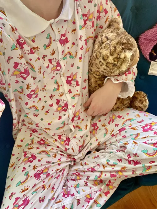 Lookie what I got in the mail today! I was surprised it came in a clear package from Amazon. Now everyone knows what a little babygirl I am 👑🌈💖