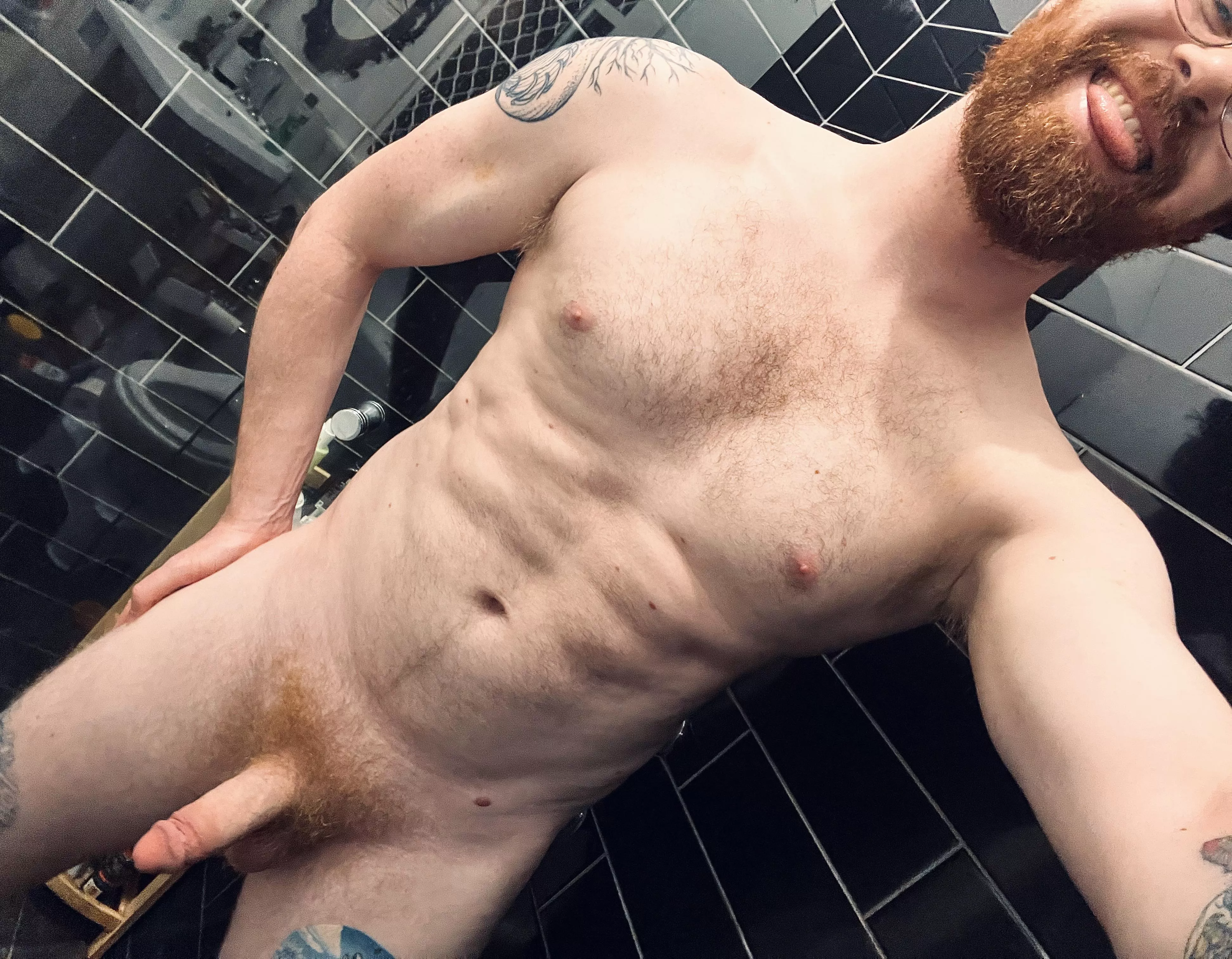 (M) It’s been a hot minute since I could see my abs, come celebrate with me!