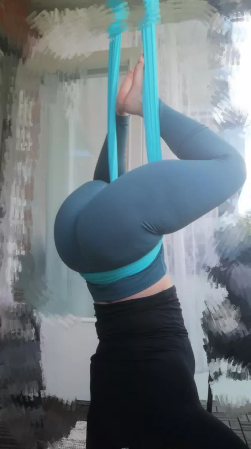 My girl doing some air yoga🍑 She took this pic herself, such a handy girl👌