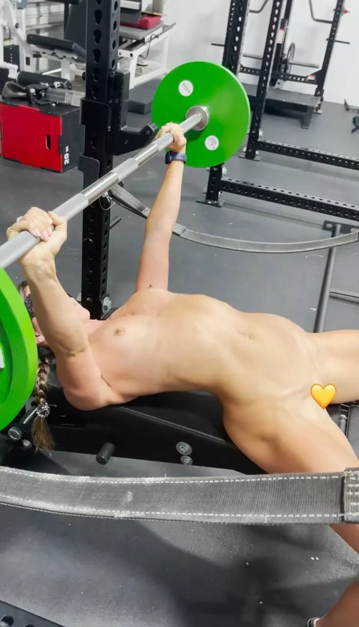 naked lifting at the gym lol would you join a gym session