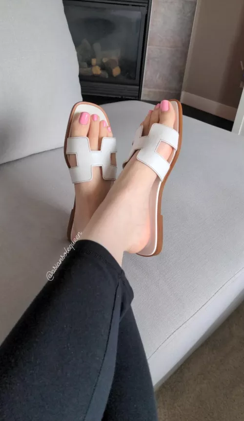 New sandals, what do you think of them on me? 🤭