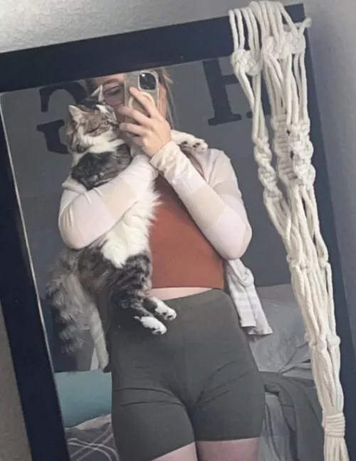 She’s so fluffy 🐈‍⬛