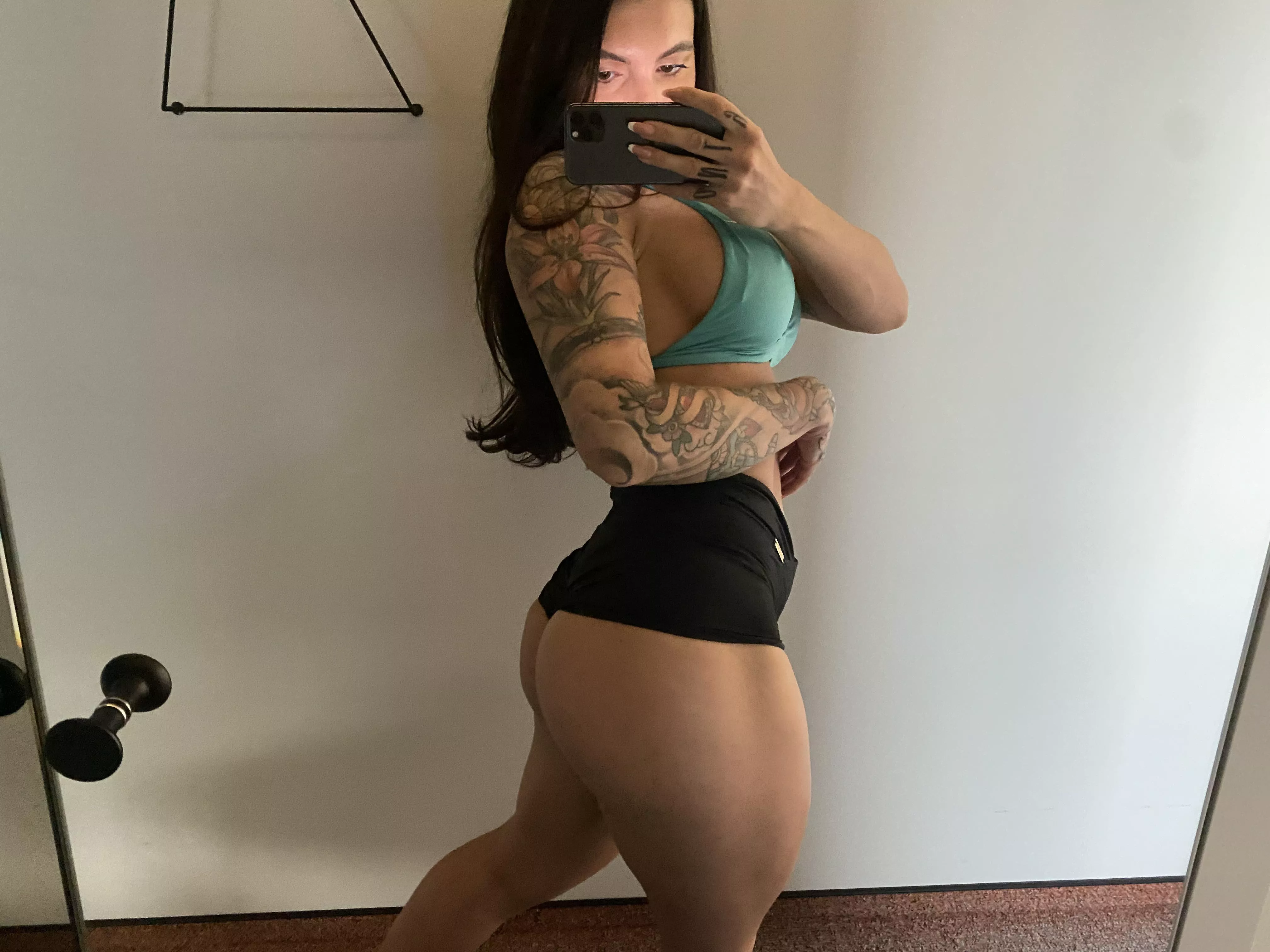 Time to hit the gym and workout my booty
