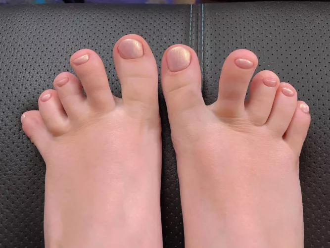[TW] Are you turned on by my chubby toes?