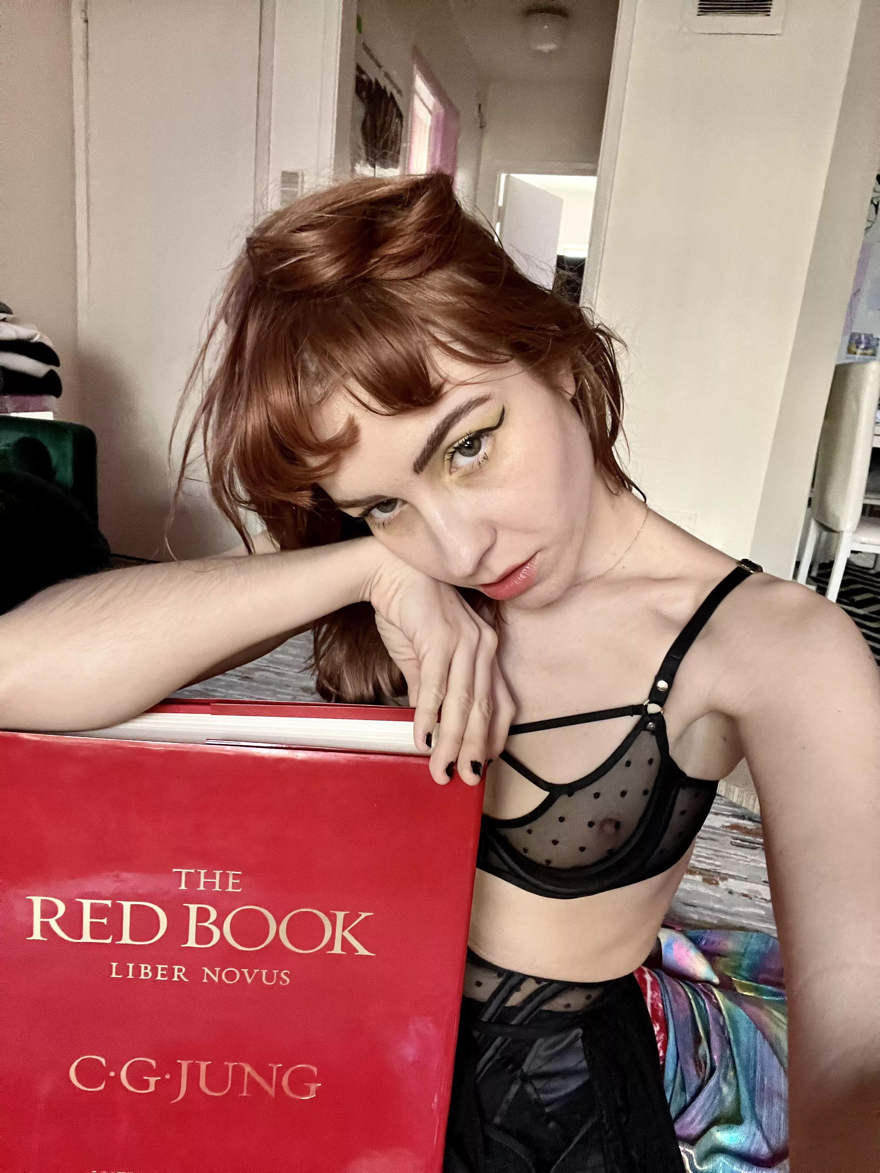 Would you fuck a shy nerdy girl who reads Jung? [f] 🥀