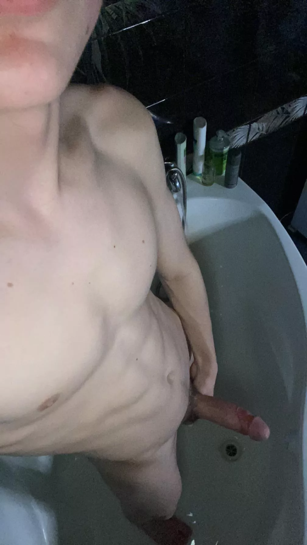 18m fit. any who can show big dick with face! i like crooked dick and hang balls! snap- dastinfit. must fit or sport!