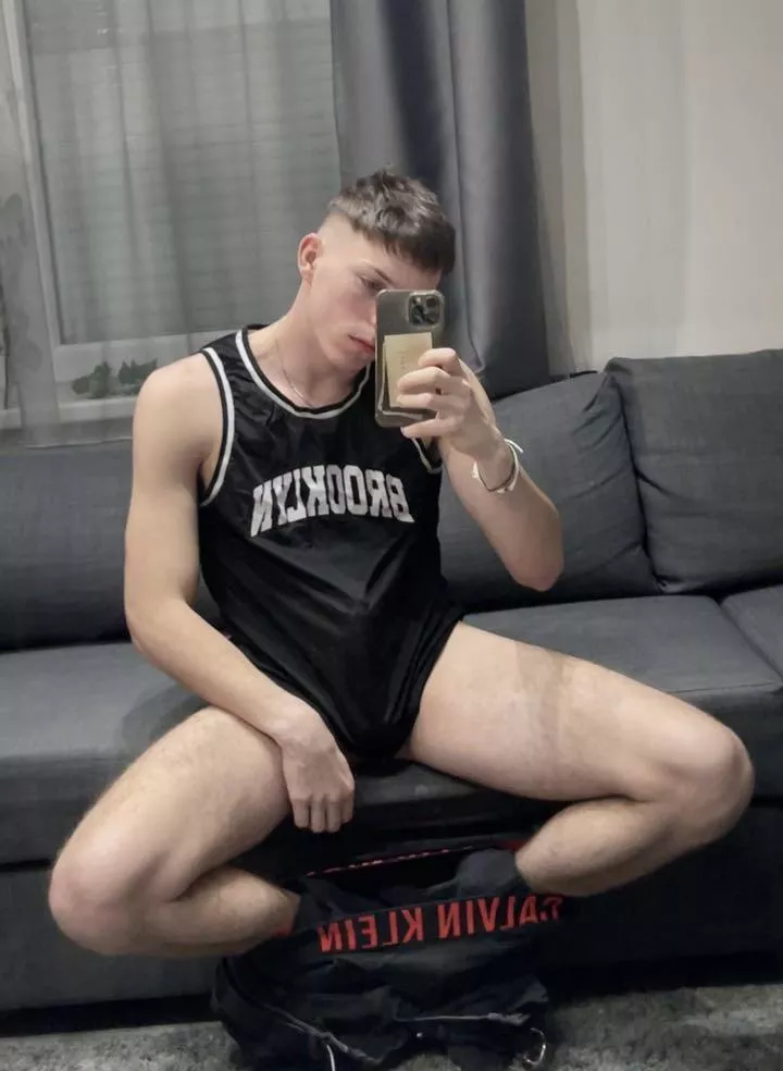 [19] @kolozsi_tomi Anyone want to come over, I have a seat saved for you!