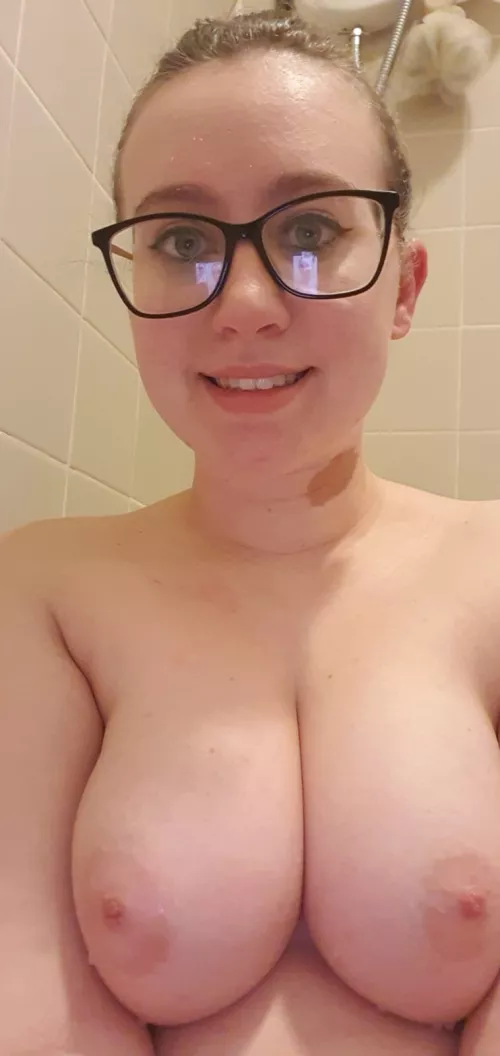 F24, 164 pounds, 5'7 in the shower.