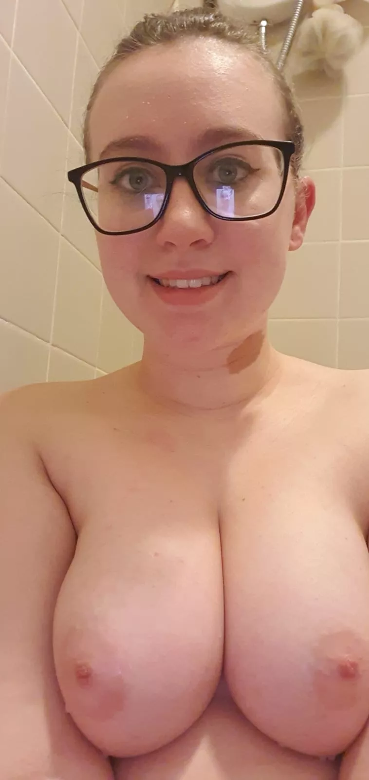 F24, 164 pounds, 5'7 in the shower.
