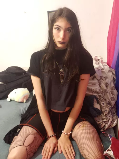 I would love to make someone out there happy tonight <33