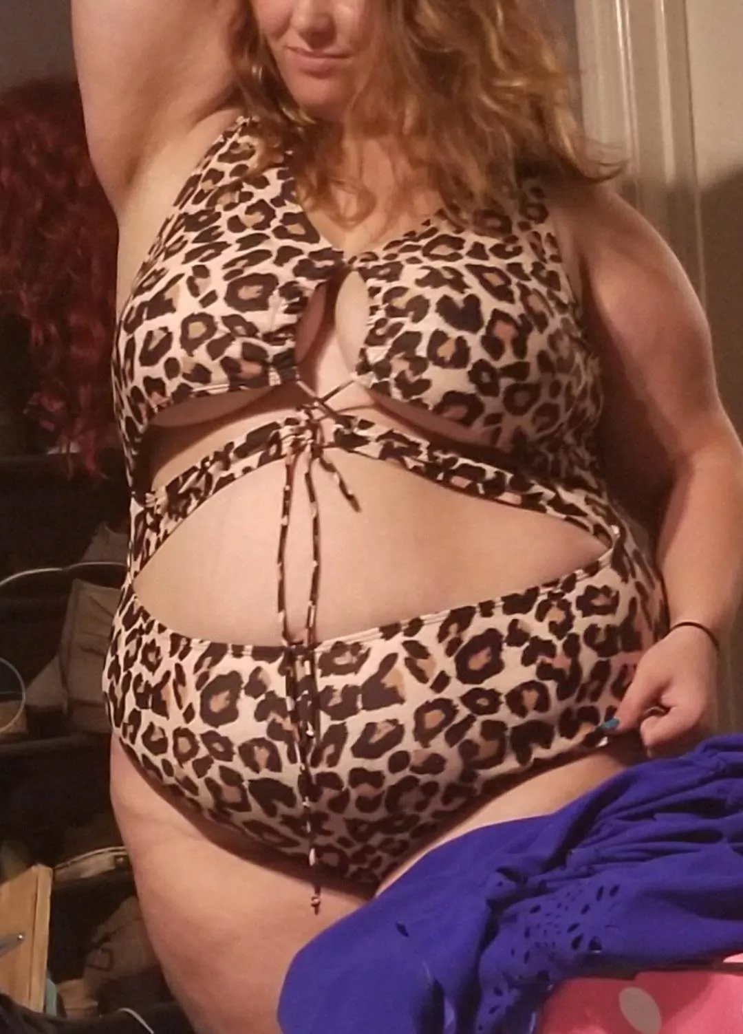 Loving the underboob here! 😍