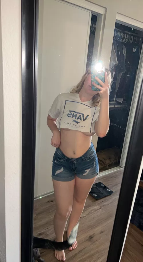 My first attempt at turning an old shirt into a crop top. A little choppy but I like it ☺️ [f]