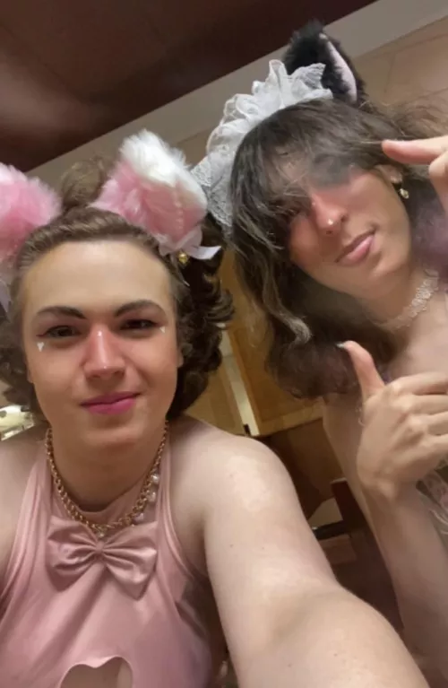 My friends wanted to dress fem so I helped do her makeup. She recently started dressing fem. Everyone should express themselves ❤️