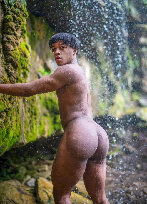 Naked in the rain forest🍑