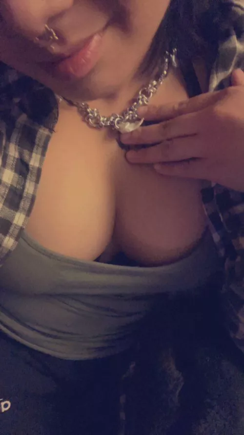 A little cleavage pic to tease ya a bit😜😘